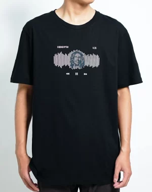 WhatsApp-Image-2025-10-24-at-14.38.16 GIGG – Bob Peace – Black Basic Tshirt – Cotton Combed 30’s – Baju Kaos Hitam Cowok